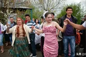 保加利亚新娘集会，15岁女孩被明码标价，只要给钱就可带走当老婆图片