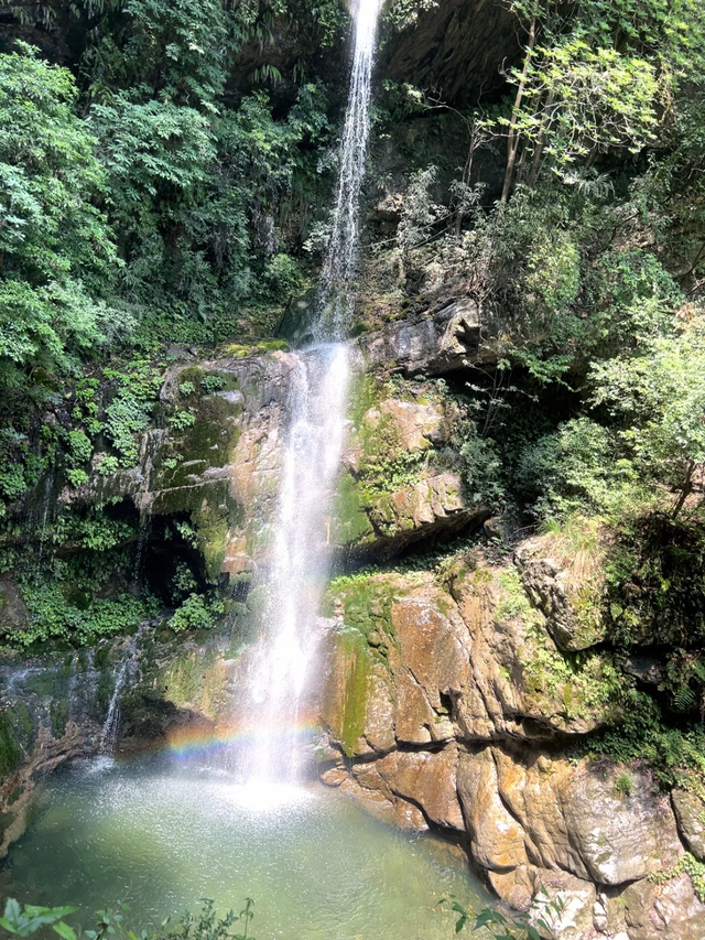 不输大飞水、龙苍沟！成都3h直达悬崖瀑布，人少景美还免费！