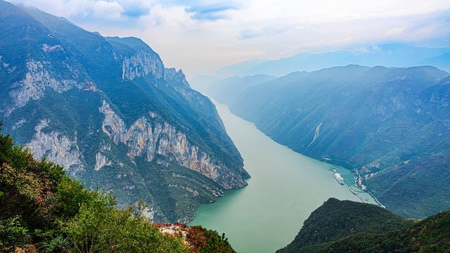 一江碧水，两岸红叶，静看三峡绚丽之秋