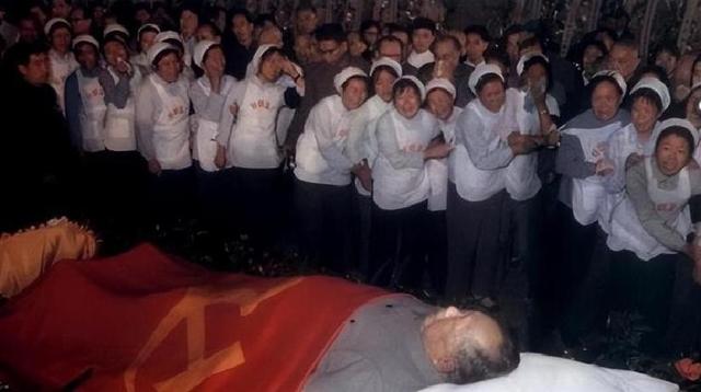 1976年运送毛主席遗体，发生三个“想不到”，华：人民不想主席走