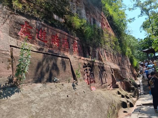 圆梦乐山：探秘乐山大佛的微笑与传奇