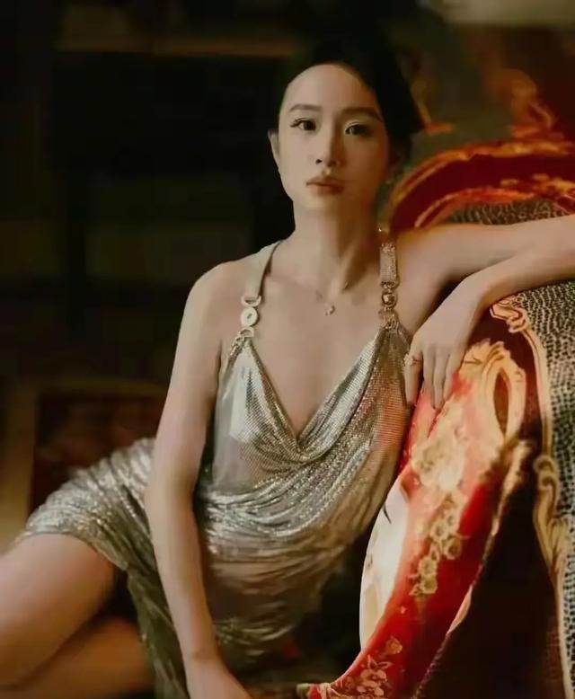李梦彻底放开了 穿吊带裙这身材太绝了 性感优雅很迷人 状态真的绝了