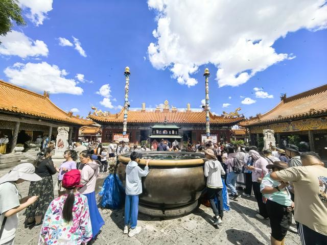 阿拉坦汗的塑像为啥立在呼市中心？闹市中逛无量寺吃风味手把羊肉