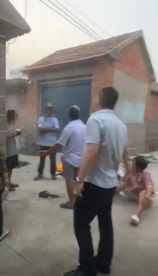 临沂一男子疑因离婚多年的前妻订婚，上门当着11岁儿子的面将其杀害，检方已提起公诉