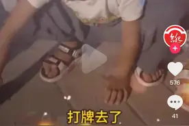 8岁哥带5岁妹晚上饿着肚子在外游荡，爸打牌去了，住所让人气愤？图片