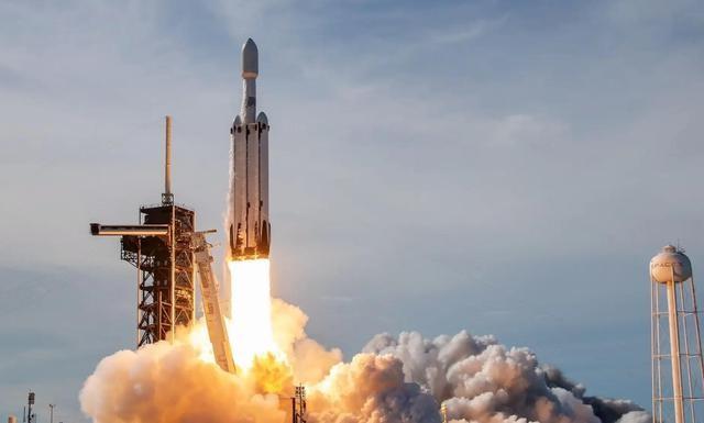 2030太空决战！中国6G突破300项技术，马斯克抢70%轨道逼宫