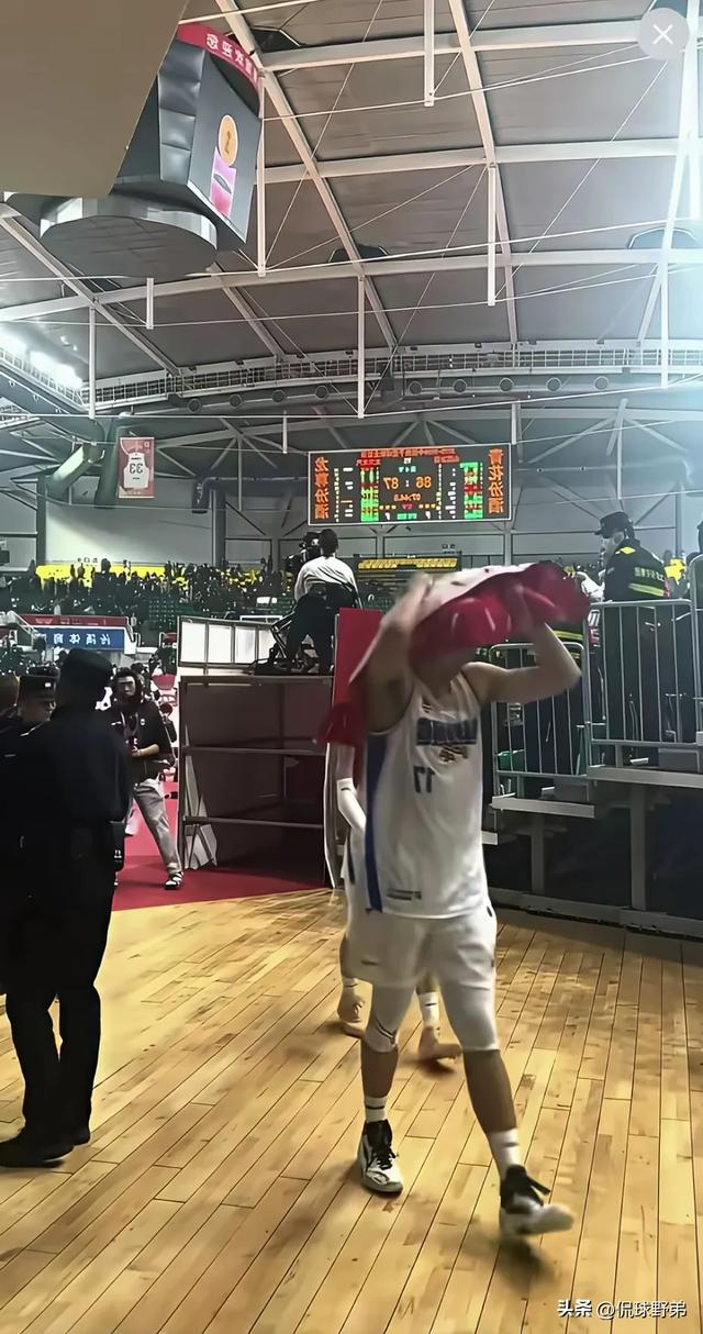 事情闹大！CBA对山西球迷吐口水开出罚单！结果要北京首钢来买单