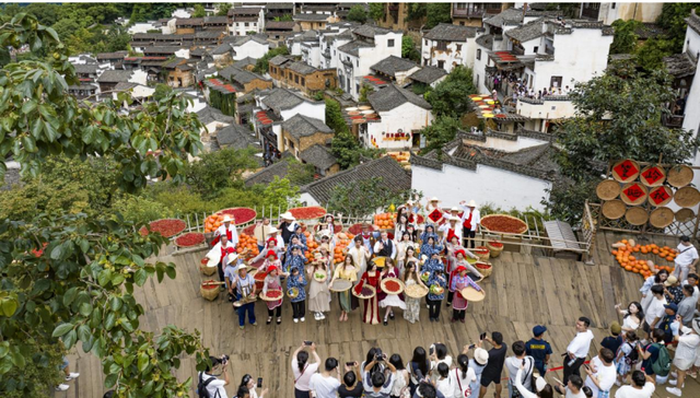 第十一届篁岭晒秋文化季盛大启幕：世界丰盈共绘“天地晒场”