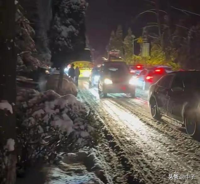 暴雪困万人，老君山泡面50元？景区硬核退款，全网炸锅！