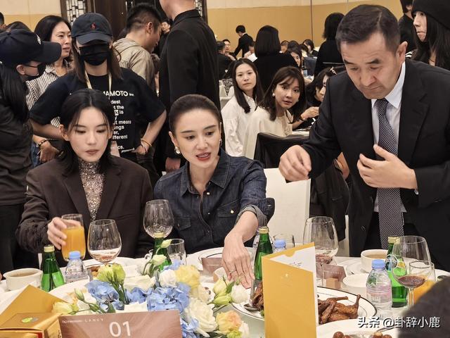 宋佳北京晚宴近照流出，高挑身姿配丸子头，又美又飒，气质超绝！
