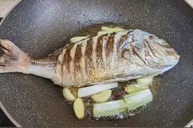 无论煎什么鱼，切忌直接下锅煎，大厨教你1招，鱼肉不粘锅不破皮图片
