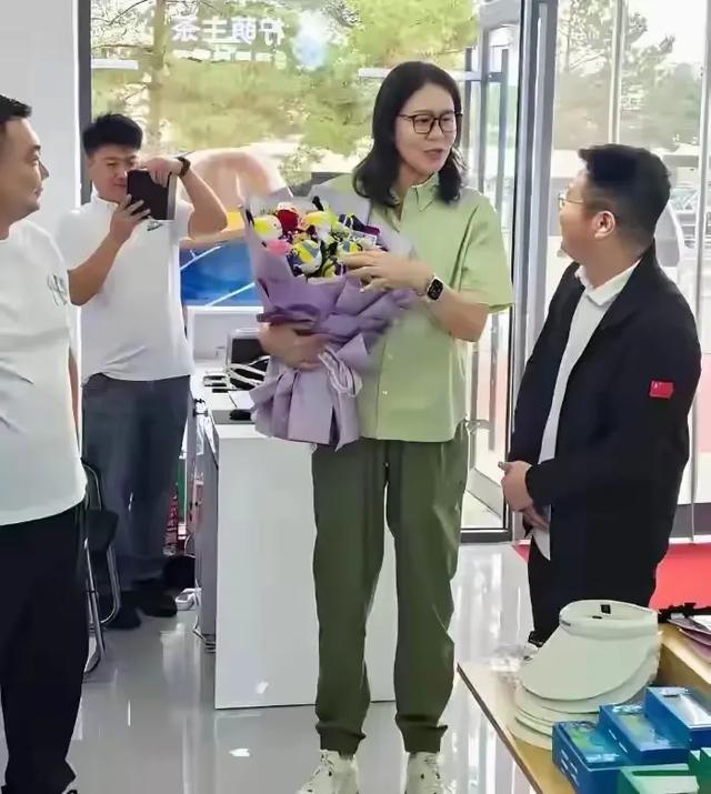 郎平抵达内蒙！近照曝光，牙齿白皙皮肤紧致，绿色服装打扮很应景