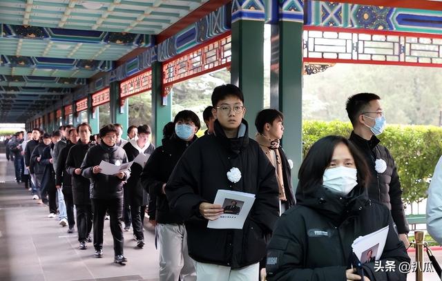 杨振宁葬礼刚结束，恶心的一幕就出现了！遗体盖国旗都被人质疑
