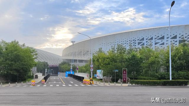青·红·黄三色岛传奇，青岛为什么不是绿的、紫的，而是集齐彩虹