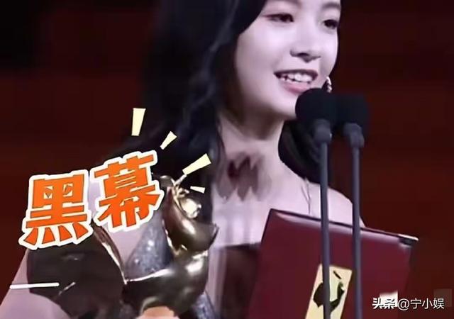 德不配位？辛芷蕾奖杯还没捂热乎，恶心一幕就发生，她堵了谁的路