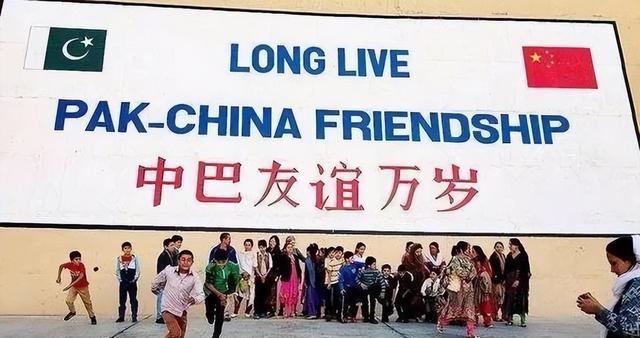 见完莫迪一面后，中方专机并未飞回北京，立马改道去了巴基斯坦