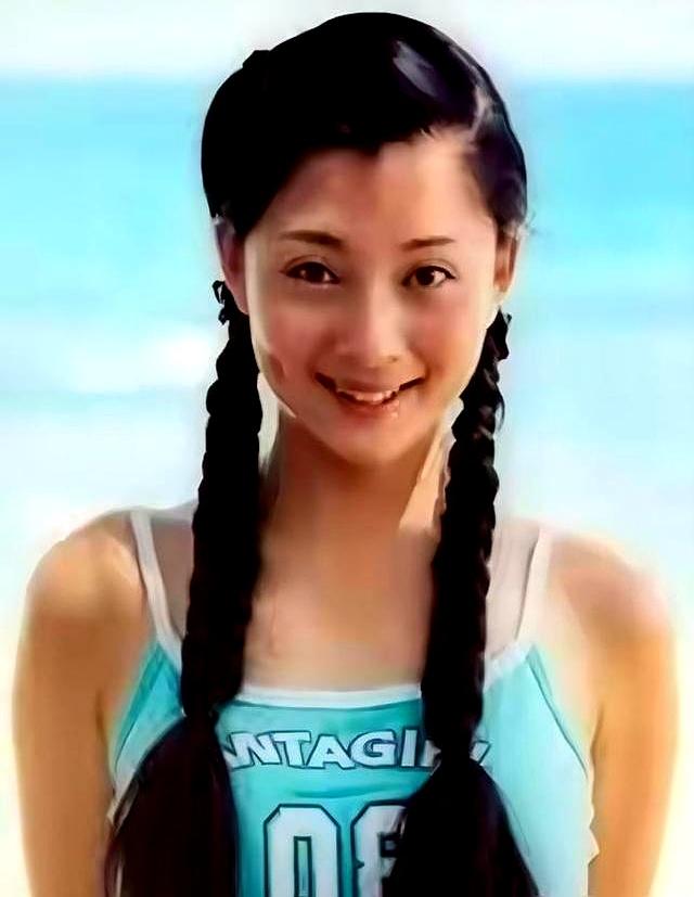 她是演员中的女富豪，豪车多的开不过来，如今45岁却活得像20岁