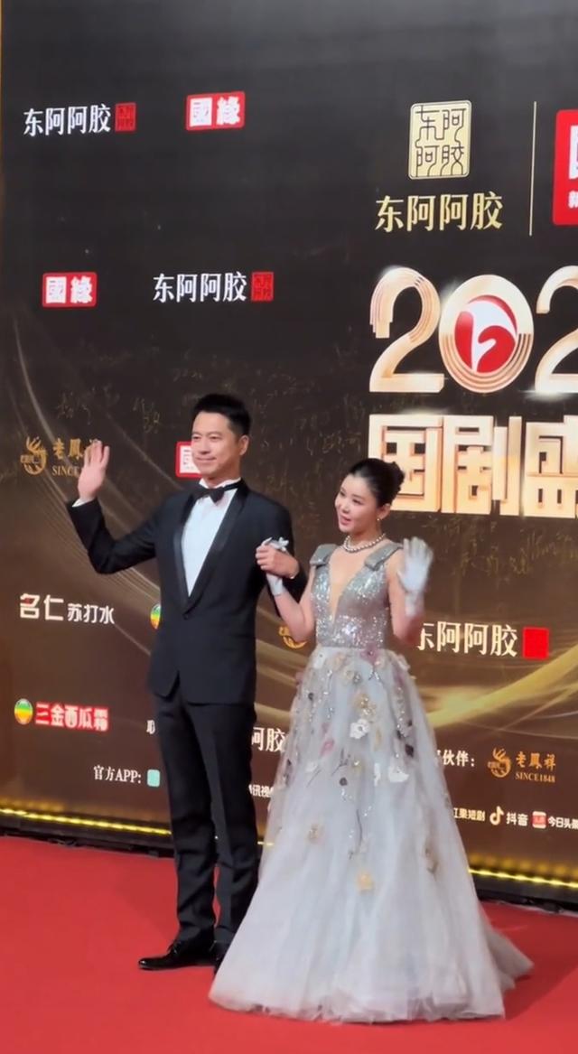 炸屏！王雷李小萌夫妇牵手国剧盛典晚会，夫妻恩爱画面被网友夸爆