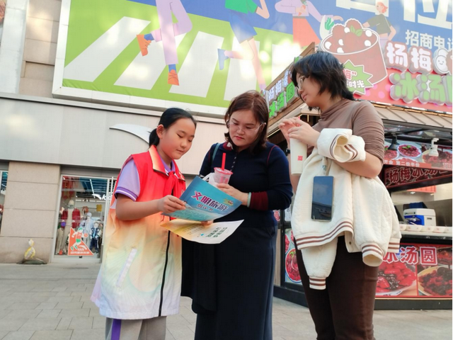 畅游青岛 文明相伴！市北区“小小文明观察员”亲子行动 步行街上倡树文明旅游新风