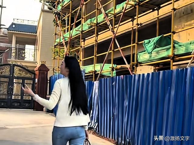 全红婵家新房旁的美女邻居	，建房时有影响的那棵大树就是美女家的