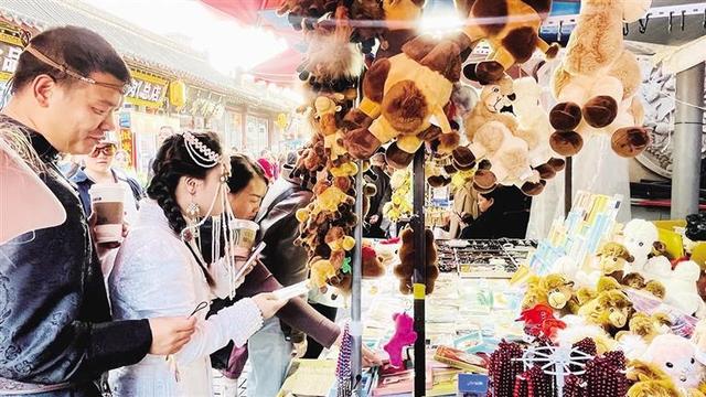 把北疆风情“贴”进生活 呼和浩特文创冰箱贴成国庆消费“新宠”