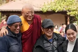 利智罕见现身，超瘦超老， 绝美容颜已成过去，带着女儿陪老公信教图片