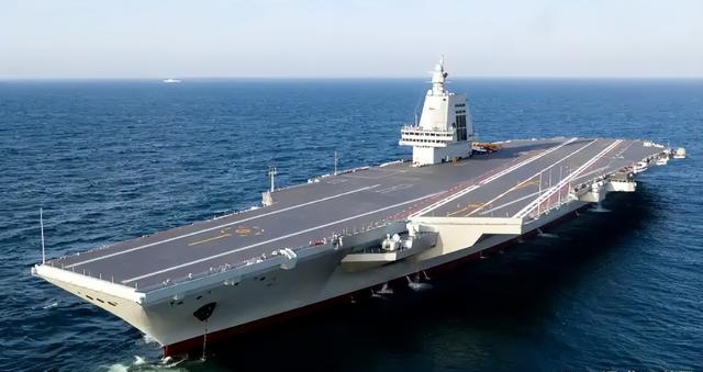 福建舰入列引全球热议，美俄报道画风不同，特朗普急会普京藏玄机