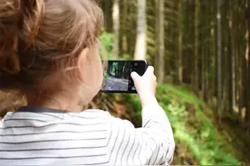 从小被禁止玩手机的孩子与被允许玩手机的孩子，长大后有啥区别？图片