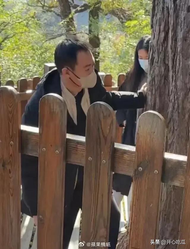 辛柏青带17岁女儿寺庙祈福！父女俩一直牵着手，李乃文也陪着好友