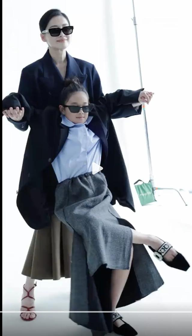 梅婷11岁女儿近照曝光，简直是妈妈翻版，连“卧蚕”都一模一样