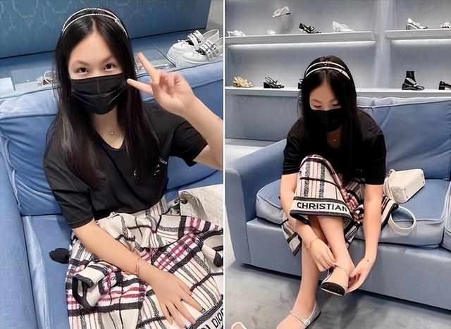 李湘的女儿王诗龄在自家北京小院拍照，配这个色调看上去有点吓人