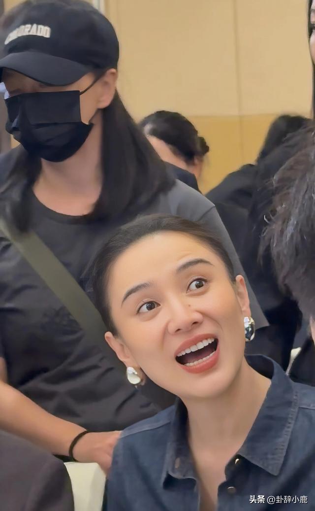 宋佳北京晚宴近照流出，高挑身姿配丸子头，又美又飒，气质超绝！