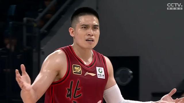 北京94-81战胜辽宁,登积分榜首,陈盈俊26分,杨鸣被罚下创纪录