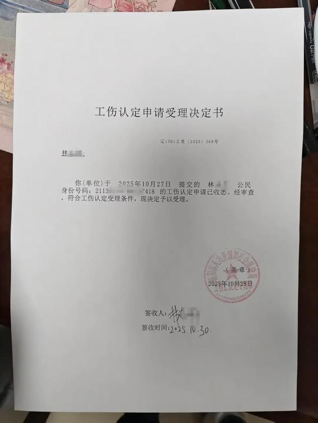 51岁男子铁矿上班时突发脑出血去世,其妻受刺激脑内出血,儿子替父申请工伤赔偿遭公司拒绝,人社部门已介入