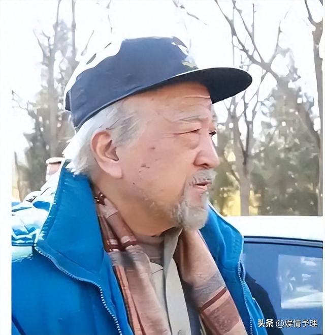 78岁李保田近况令人唏嘘，住处杂乱喝10元桶装水，如今老到不敢认