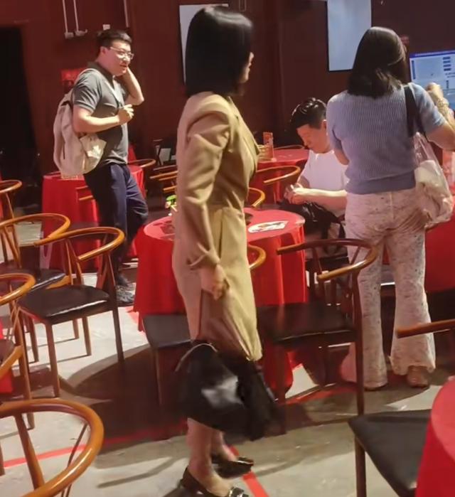 让嫂带火高兴社后，网友实地现场打卡，五十多一张票有七个人观看