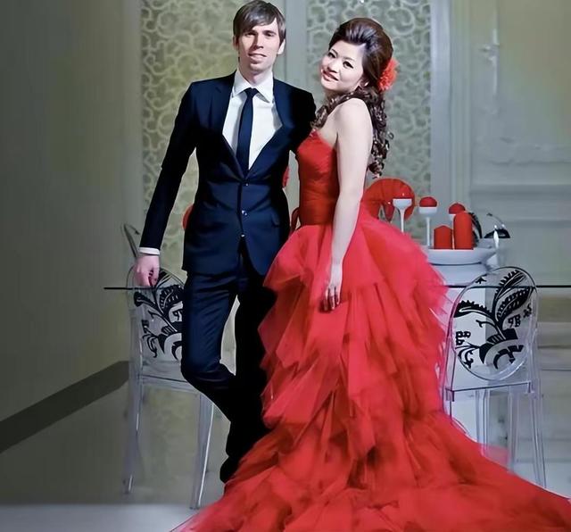 湖北打工妹嫁给英国高管，生下2个混血宝宝，婚后8年持刀捅死丈夫