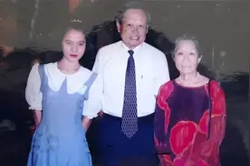 1995年，杨振宁和两任妻子的合影，翁帆19岁，青春靓丽，气质不凡图片