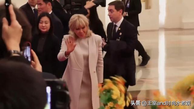 72岁布丽吉特访华第二天！白裙配10cm细高跟	，身姿挺拔，气质绝了