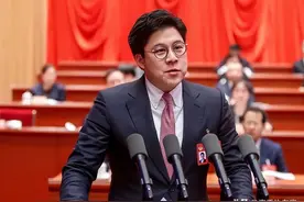 正式官宣!45岁霍启刚再升职,级别有点高,妻子郭晶晶坐不住了图片