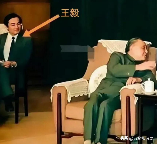 “外交男神”王毅年轻旧照，与妻子罕见同框，岳父曾是周总理秘书