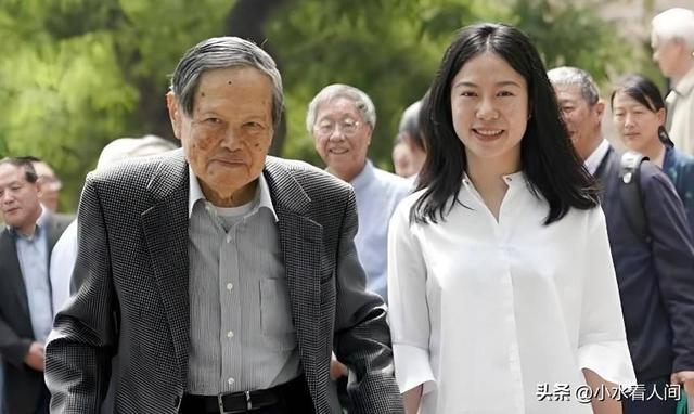 杨振宁刚去世，翁帆终于发声，字字催泪，清华大学吊唁堂细节感人