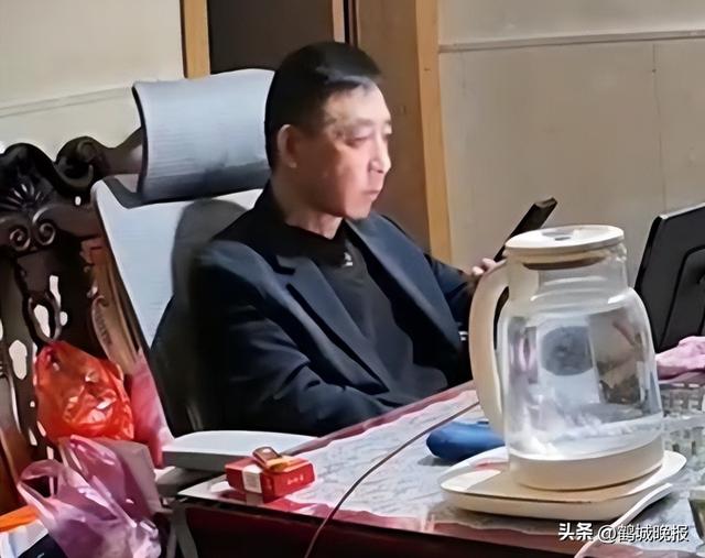 92 岁母亲被儿子扇耳光摔地上，却拿 500 元赎人	，亲戚还帮施暴者说话