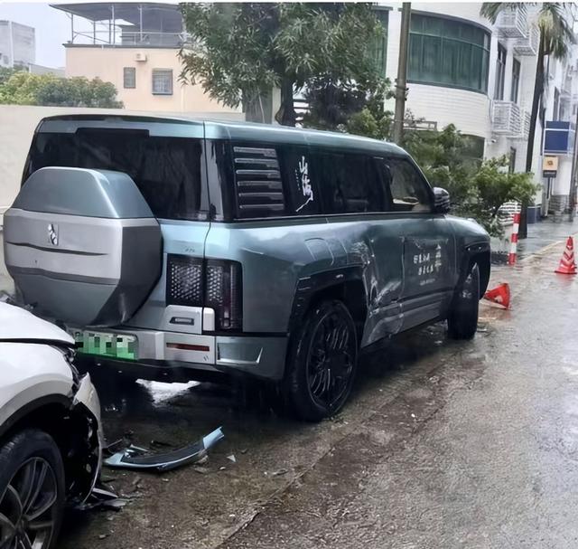 台风天开车“冲浪”后续：司机被行拘，身份遭扒，难怪做出这种事