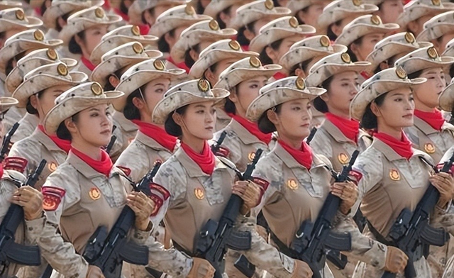 女兵领队王媛顺利归家！生3胎仍少女，老公晒合影，生活照太漂亮
