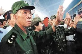 一张25年前的“将军流泪”照片，为何至今仍然感动无数中国人？图片