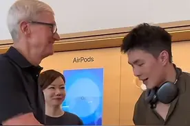博主试耳机偶遇苹果CEO库克，因神似其前男友出圈，不料却遭质疑图片