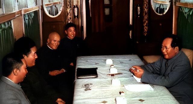 华国锋的夫人韩芝俊有多美？1961年的全家留影，30岁她端庄贤惠