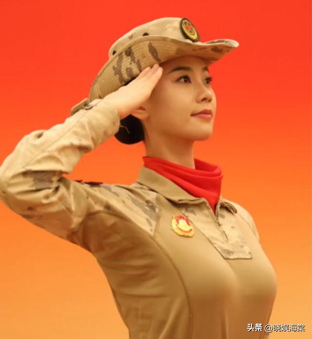 女民兵李思颖阅兵回家后仅半天，又官宣新身份！这才是该追的星