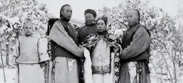 北京挖出大太监李莲英之墓，开棺后	，考古人员被吓得浑身发抖